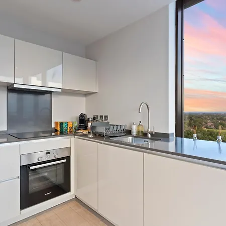 Heathrow Apartment Sleeps 4 Sunbury-on-Thames Exterior photo