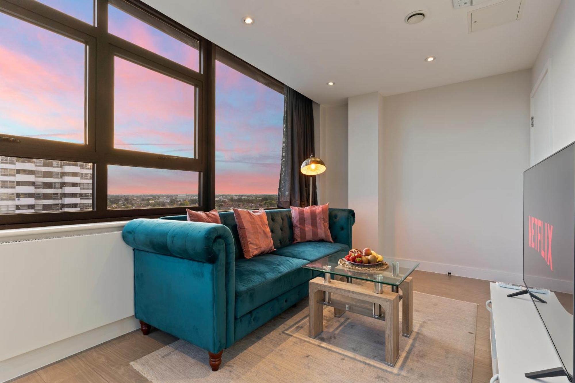 Heathrow Sleeps 4 Apartment Sunbury-on-Thames
